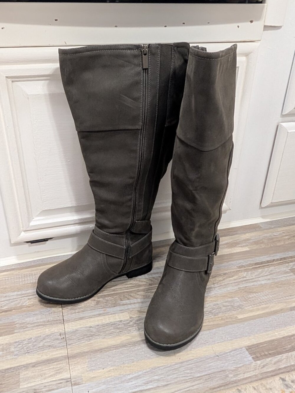 Torrid Women's Strappy Buckle Knee Boot Wide Calves Grey Faux Oil Suede Size 7W